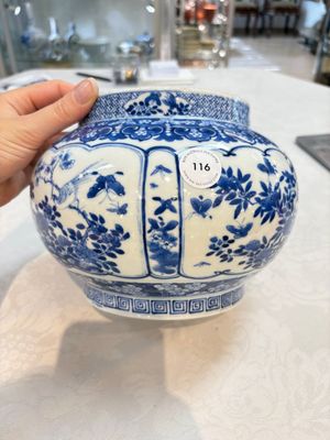 A Chinese blue and white 'birds among flowering branches' vase, Kangxi mark, 19th C. — foto 1