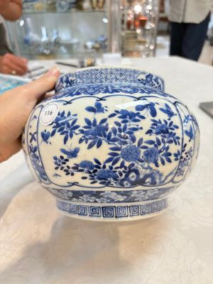 A Chinese blue and white 'birds among flowering branches' vase, Kangxi mark, 19th C. — foto 2