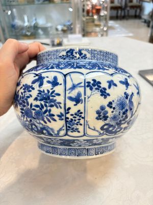 A Chinese blue and white 'birds among flowering branches' vase, Kangxi mark, 19th C. — foto 3