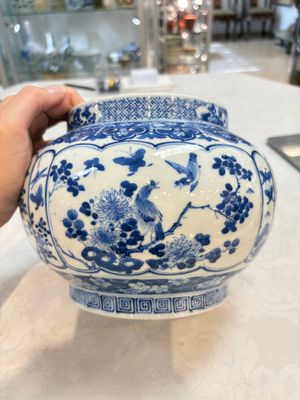 A Chinese blue and white 'birds among flowering branches' vase, Kangxi mark, 19th C. — foto 4