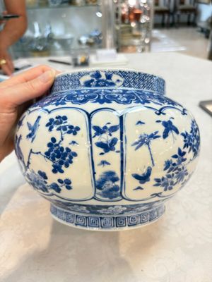 A Chinese blue and white 'birds among flowering branches' vase, Kangxi mark, 19th C. — foto 5