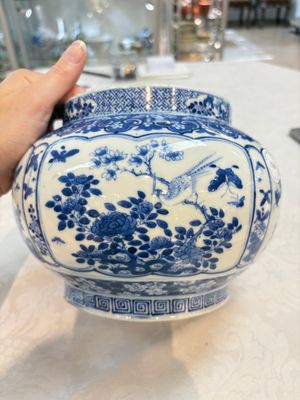 A Chinese blue and white 'birds among flowering branches' vase, Kangxi mark, 19th C. — foto 8