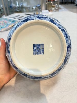 A Chinese blue and white 'birds among flowering branches' vase, Kangxi mark, 19th C. — foto 10