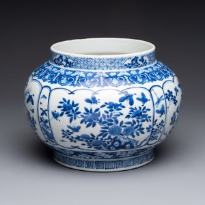 A Chinese blue and white 'birds among flowering branches' vase, Kangxi mark, 19th C. — foto 2