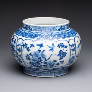 A Chinese blue and white 'birds among flowering branches' vase, Kangxi mark, 19th C. — foto 3
