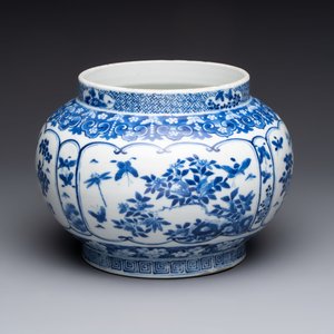 A Chinese blue and white 'birds among flowering branches' vase, Kangxi mark, 19th C. — foto 4