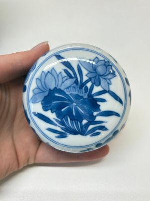 A Chinese blue and white 'birds among flowers' vase and cover, Kangxi — photo 23