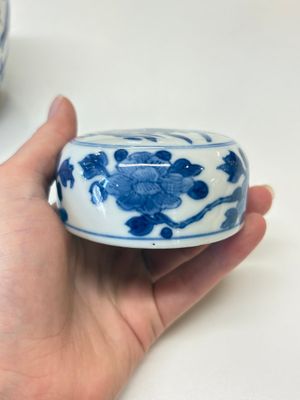 A Chinese blue and white 'birds among flowers' vase and cover, Kangxi — photo 24