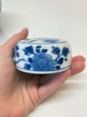 A Chinese blue and white 'birds among flowers' vase and cover, Kangxi — photo 25