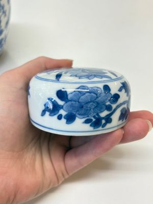 A Chinese blue and white 'birds among flowers' vase and cover, Kangxi — photo 26