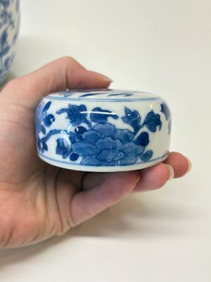 A Chinese blue and white 'birds among flowers' vase and cover, Kangxi — photo 27
