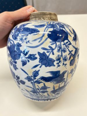 A Chinese blue and white 'birds among flowers' vase and cover, Kangxi — photo 3