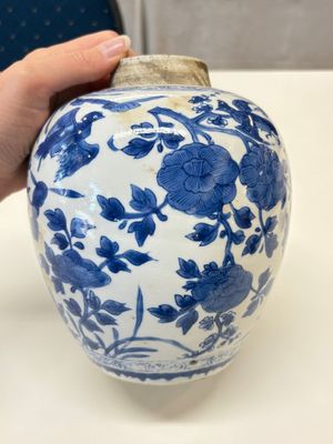 A Chinese blue and white 'birds among flowers' vase and cover, Kangxi — photo 4