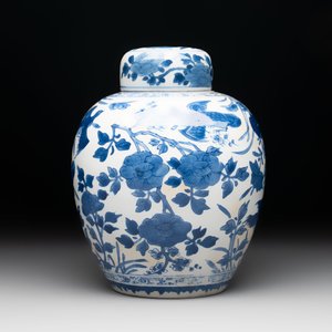 A Chinese blue and white 'birds among flowers' vase and cover, Kangxi — photo 2