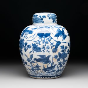 A Chinese blue and white 'birds among flowers' vase and cover, Kangxi — photo 3