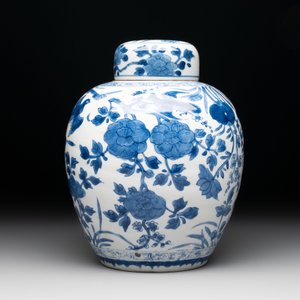 A Chinese blue and white 'birds among flowers' vase and cover, Kangxi — photo 4