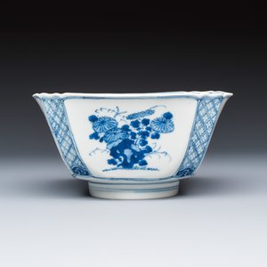 A Chinese blue and white 'Birds and Flowers' square bowl — photo 3
