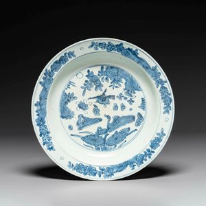 A Chinese blue and white 'birds at a pond' dish, Jiajing — 照片 1