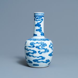 A Chinese blue and white 'Bleu de Hue' bottle vase for the Vietnamese market, Kangxi — 照片 1