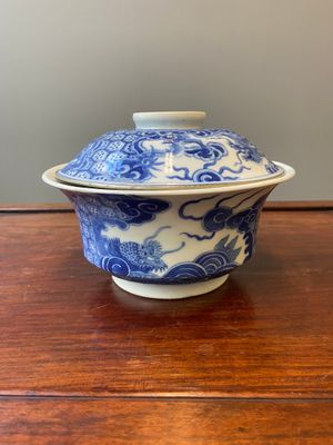 A Chinese blue and white 'Bleu de Hue' bowl and cover for the Vietnamese market, dragon mark for the reign of Thiệu Trị (1841-1847) — photo 2