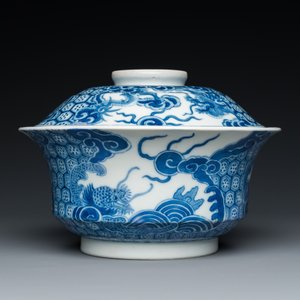 A Chinese blue and white 'Bleu de Hue' bowl and cover for the Vietnamese market, dragon mark for the reign of Thiệu Trị (1841-1847) — photo 2