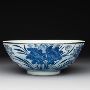 A Chinese blue and white 'Bleu de Hue' bowl for the Vietnamese market, chơi ngọc 玩玉 mark, 19th C. — photo 1