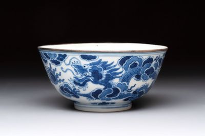 A Chinese blue and white 'Bleu de Hue' bowl for the Vietnamese market, Minh Mạng niên chế 明命年製 mark, ca. 1820-41