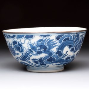 A Chinese blue and white 'Bleu de Hue' bowl for the Vietnamese market, Minh Mạng niên chế 明命年製 mark, ca. 1820-41 — photo 3