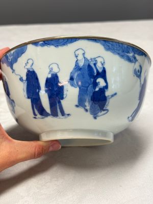 A Chinese blue and white 'Bleu de Hue' bowl with eighteen luohan — photo 2