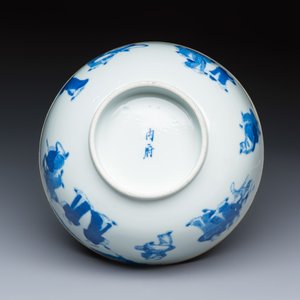 A Chinese blue and white 'Bleu de Hue' bowl with eighteen luohan — photo 6