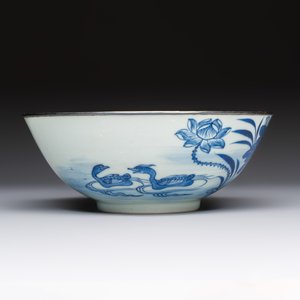 A Chinese blue and white 'Bleu de Hue' bowl with mandarin ducks in a lotus pond and a poem — foto 2