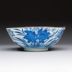 A Chinese blue and white 'Bleu de Hue' bowl with mandarin ducks in a lotus pond and a poem — foto 3