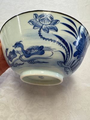 A Chinese blue and white 'Bleu de Hue' bowl with mandarin ducks in a lotus pond and a poem, Ngoan Ngoc 玩玉 mark, 19th C. — 照片 1