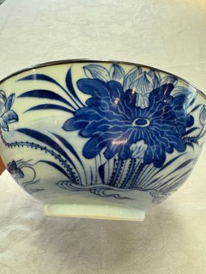 A Chinese blue and white 'Bleu de Hue' bowl with mandarin ducks in a lotus pond and a poem, Ngoan Ngoc 玩玉 mark, 19th C. — 照片 4