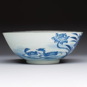 A Chinese blue and white 'Bleu de Hue' bowl with mandarin ducks in a lotus pond and a poem, Ngoan Ngoc 玩玉 mark, 19th C. — 照片 1