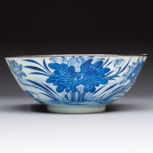 A Chinese blue and white 'Bleu de Hue' bowl with mandarin ducks in a lotus pond and a poem, Ngoan Ngoc 玩玉 mark, 19th C. — 照片 2