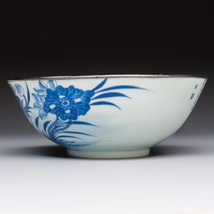 A Chinese blue and white 'Bleu de Hue' bowl with mandarin ducks in a lotus pond and a poem, Ngoan Ngoc 玩玉 mark, 19th C. — 照片 3