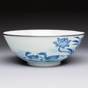 A Chinese blue and white 'Bleu de Hue' bowl with mandarin ducks in a lotus pond and a poem, Ngoan Ngoc 玩玉 mark, 19th C. — 照片 5