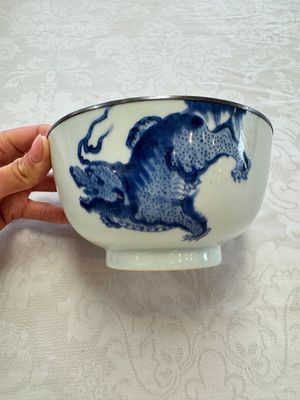 A Chinese blue and white 'Bleu de Hue' bowl with mythical beasts, Nguyen 阮 mark, 19th C. — 照片 1
