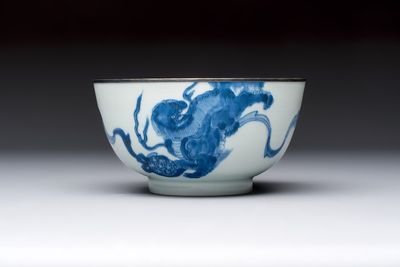 A Chinese blue and white 'Bleu de Hue' bowl with mythical beasts, Nguyen 阮 mark, 19th C.