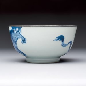A Chinese blue and white 'Bleu de Hue' bowl with mythical beasts, Nguyen 阮 mark, 19th C. — 照片 4