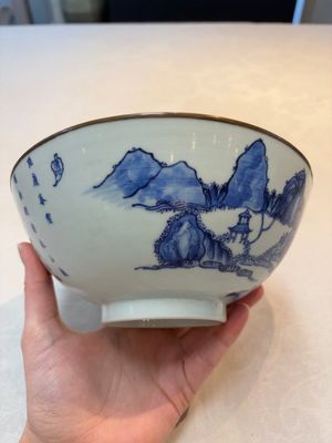 A Chinese blue and white 'Bleu de Hue' bowl with the Hai Van mountains for the Vietnamese market, Thanh Ngoan mark for Nguyen Phuc Chu, Kangxi — photo 1