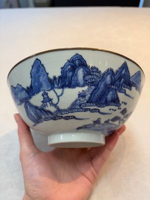 A Chinese blue and white 'Bleu de Hue' bowl with the Hai Van mountains for the Vietnamese market, Thanh Ngoan mark for Nguyen Phuc Chu, Kangxi — photo 2