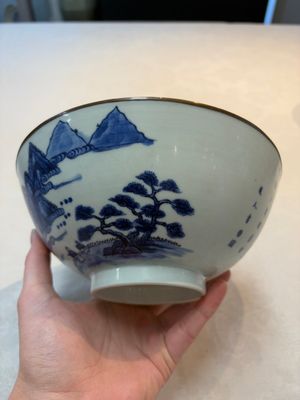 A Chinese blue and white 'Bleu de Hue' bowl with the Hai Van mountains for the Vietnamese market, Thanh Ngoan mark for Nguyen Phuc Chu, Kangxi — photo 4