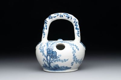 A Chinese blue and white 'Bleu de Hue' lime pot for the Vietnamese market, 19th C.