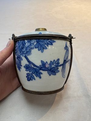 A Chinese blue and white 'Bleu de Hue' lime pot for the Vietnamese market, artemisia leaf mark, 19th C. — photo 1