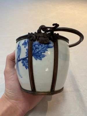 A Chinese blue and white 'Bleu de Hue' lime pot for the Vietnamese market, artemisia leaf mark, 19th C. — photo 2
