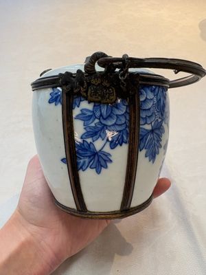 A Chinese blue and white 'Bleu de Hue' lime pot for the Vietnamese market, artemisia leaf mark, 19th C. — photo 4