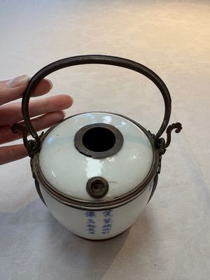 A Chinese blue and white 'Bleu de Hue' lime pot for the Vietnamese market, artemisia leaf mark, 19th C. — photo 8