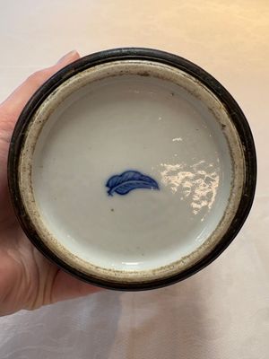 A Chinese blue and white 'Bleu de Hue' lime pot for the Vietnamese market, artemisia leaf mark, 19th C. — photo 10